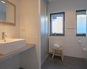 Moderne badkamer in Landhuis Duinzicht, een vakantiehuis in Callantsoog aan de Noordzeekust, Noord-Holland.