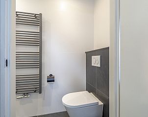 Stylish bathroom with toilet in Abbestederweg 24A Callantsoog vacation home