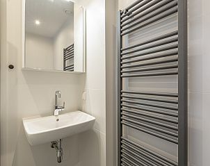 Sink and radiator in the bathroom of Abbestederweg 24A Callantsoog vacation home