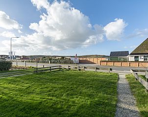 Green garden with path to Abbestederweg 24A Callantsoog vacation home