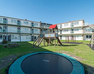 Trampoline en speeltoestellen bij Beach Appartement 11 Callantsoog aan de Noordzeekust in Noord-Holland.