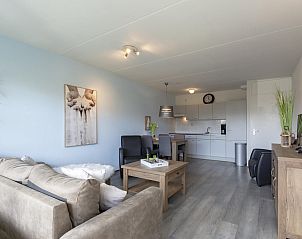 Moderne keuken en woonkamer van Beach Appartement 11 Callantsoog aan de Noordzeekust in Noord-Holland.