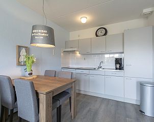 Eetruimte en keuken in Beach Appartement 11 Callantsoog, vakantieverblijf in Noord-Holland.