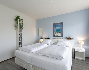 Douche en wastafel in Beach Appartement 11 Callantsoog aan de Noordzeekust in Noord-Holland.