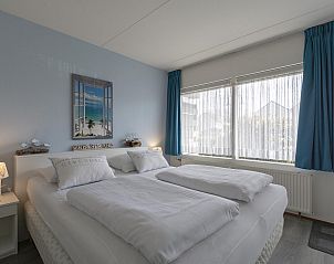 Slaapkamer met tweepersoonsbed in Beach Appartement 11 Callantsoog, vakantieverblijf in Noord-Holland.