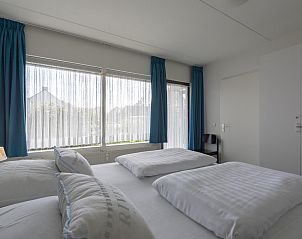 Helder verlichte slaapkamer in Beach Appartement 11 Callantsoog aan de Noordzeekust in Noord-Holland.