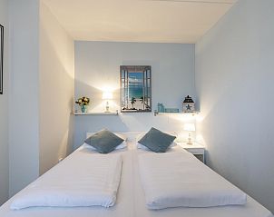 Gezellige slaapkamer met uitzicht in Beach Appartement 11 Callantsoog, Noord-Holland.