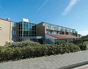 Slaapkamer met decoratieve elementen in Beach Appartement 11 Callantsoog aan de Noordzeekust.