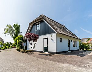 Detached house in Callantsoog, a charming vacation home on the North Sea coast in North Holland, surrounded by green nature and tranquility.