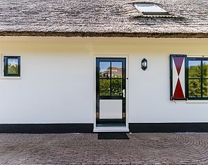 Charming entrance to Detached house in Callantsoog, located on the North Sea coast in North Holland, with thatched roof and country feel.