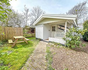 Charmant vakantiehuis Sol in Callantsoog met picknicktafel op het gras.