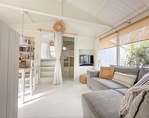 Binnenruimte van vakantiehuis Sol in Callantsoog met moderne inrichting.