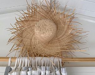 Stijlvolle hoed als decoratie in vakantiehuis Sol in Callantsoog.