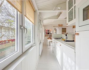 Moderne keuken van vakantiehuis Sol in Callantsoog met grote ramen.