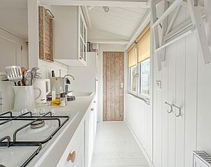 Strakke keuken in vakantiehuis Sol in Callantsoog met houten details.