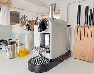 Koffiezetapparaat en kruiden in de keuken van vakantiehuis Sol in Callantsoog.