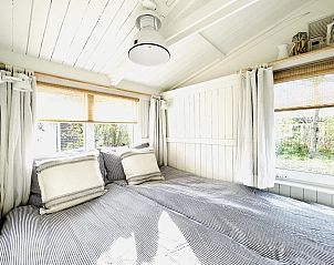 Slaapkamer van vakantiehuis Sol in Callantsoog met veel lichtinval.