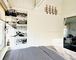 Decoratieve fotocollage in slaapkamer van vakantiehuis Sol in Callantsoog.