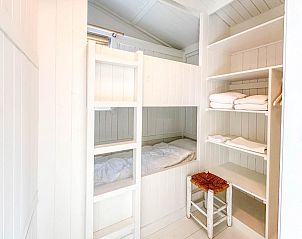 Stapelbed in vakantiehuis Sol in Callantsoog met witte inrichting.