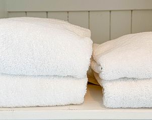 Zachte handdoeken in de kast van vakantiehuis Sol in Callantsoog.