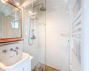 Moderne badkamer met douche in vakantiehuis Sol in Callantsoog.