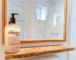 Detail van handzeep in badkamer van vakantiehuis Sol in Callantsoog.