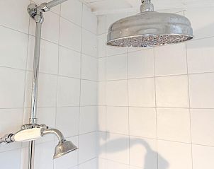 Douchekop in moderne badkamer van vakantiehuis Sol in Callantsoog.