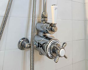 Klassieke douchekraan in vakantiehuis Sol in Callantsoog.