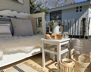 Gezellig terras van vakantiehuis Sol in Callantsoog met thee en muffins.