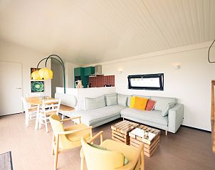 Gemtliches Wohnzimmer des Ferienhauses Farmland Family 6 in Callantsoog, Nordholland, mit komfortabler Sitzecke.