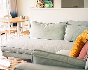 Bequemes Sofa im Ferienhaus Farmland Family 6 in Callantsoog, Nordholland, ideal zum Entspannen.