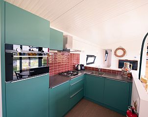 Moderne Kche in Farmland Family 6, einem Ferienhaus an der Nordseekste in Callantsoog, Nordholland.