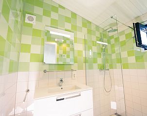 Modernes Badezimmer mit Dusche in Farmland Family 6, Ferienhaus in Callantsoog, Nordholland.