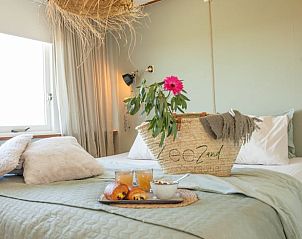 Relaxed atmosphere in the bedroom of Huisje in Callantsoog, vacation home on the North Sea coast in North Holland.
