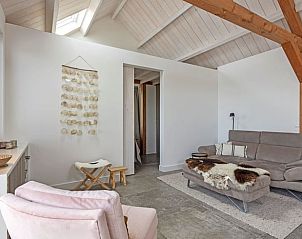 Cozy living room in Cottage in Callantsoog, vacation home on the North Sea coast with modern furnishings.