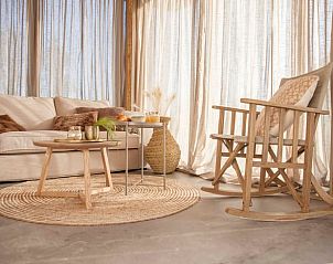 Gezellige woonkamer in Vakantiehuisje in Callantsoog, Noordzeekust, Noord-Holland met comfortabele meubels en natuurlijke lichtinval.