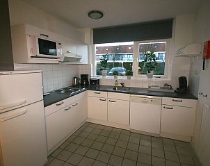 Fully equipped kitchen in Zwanenwater 2, Callantsoog, ideal for self-catering vacations on the North Sea coast.