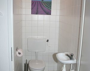 Net toilet in vacation home Zwanenwater 2, Callantsoog, North Holland, with modern amenities.