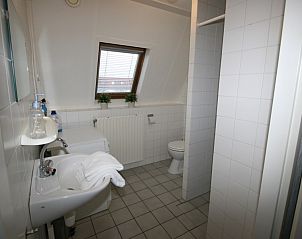 Bathroom with shower and laundry facilities in Zwanenwater 2, Callantsoog, perfect for a relaxing stay.