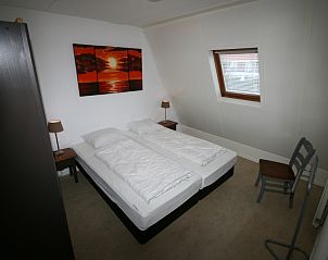 Attractive bedroom in Zwanenwater 2, Callantsoog, with comfortable double bed and soothing decoration.