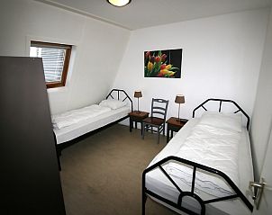 Second bedroom in vacation home Zwanenwater 2, Callantsoog, with two single beds and cozy interior.