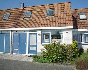 Exterior of vacation home Zwanenwater 2, Callantsoog, North Holland, with charming facade and garden.