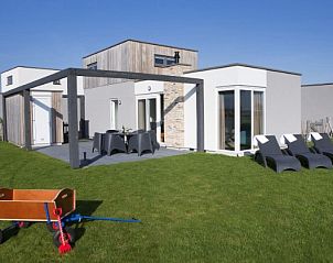 Luxe huis aan de kust in Callantsoog met zonnig terras en ligstoelen, vakantiehuis aan de Noordzeekust, Noord-Holland.