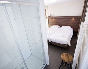 Stijlvolle badkamer met douche in Luxe huis aan de kust, Callantsoog, vakantiehuis aan de Noordzeekust.