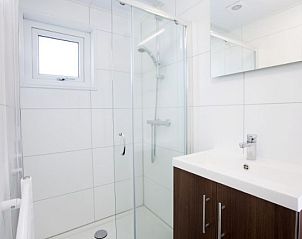 Moderne badkamer met ruime douche in Luxe huis aan de kust, Callantsoog, vakantiehuis aan de Noordzeekust.