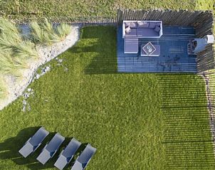 Luchtfoto van de tuin met terras in Luxe huis aan de kust, Callantsoog, vakantiehuis aan de Noordzeekust.