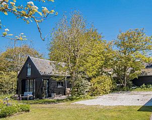 Lichte eet- en woonkamer in NH137 vakantiehuis, Groet, Noord-Holland.