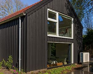 Vakantiehuis NH581 in Groet, Noordzeekust, Noord-Holland, met moderne buitenruimte en omringd door groene natuur.