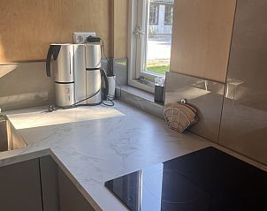 Moderne badkamer van vakantiehuis NH581 in Groet, Noordzeekust, Noord-Holland met verlichte spiegel en stijlvolle wastafel.