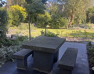 Ingang van vakantiehuis NH581 in Groet, Noordzeekust, Noord-Holland, met uitzicht op de tuin en een uitnodigende trap naar binnen.